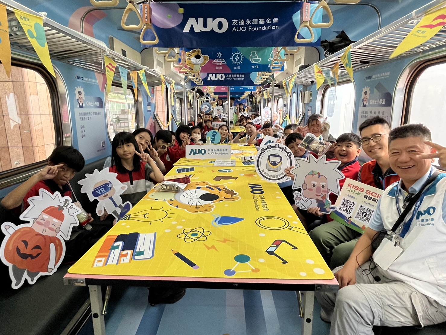友達永續基金會參與「臺灣科普環島列車」，設計基礎科學車廂課程，以「淨零碳排和永續能源」為主題，讓學生透過創意實驗認識淨零知識，以及思考生活中的減碳行為