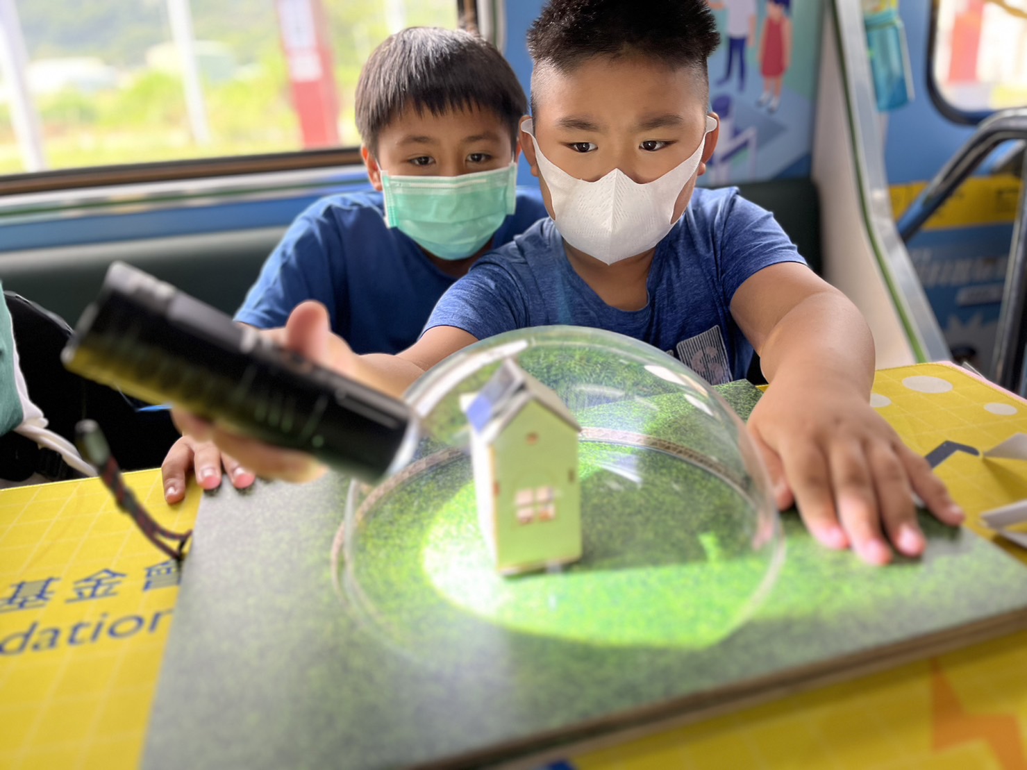 友達參與基礎科學主題車廂，以STEAM教學精神，設計「逐日科學家」、「太陽能工程師」以及「淨零建築師」三大能源科普課程和實驗