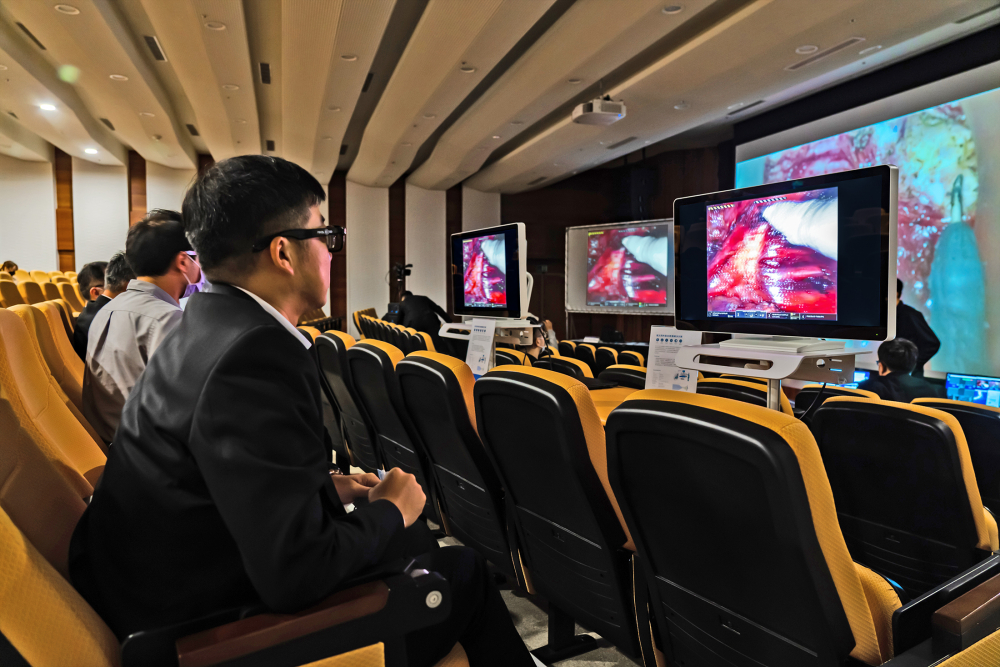 達擎之「達文西外接3D影像解決方案」，將達文西手術機器手臂的3D影像即時連線轉播，在會議室觀摩的醫師們只要戴上偏光眼鏡，就能與執刀醫師看到同步的3D立體影像，如臨操作台現場，縮短達文西手術的學習曲線