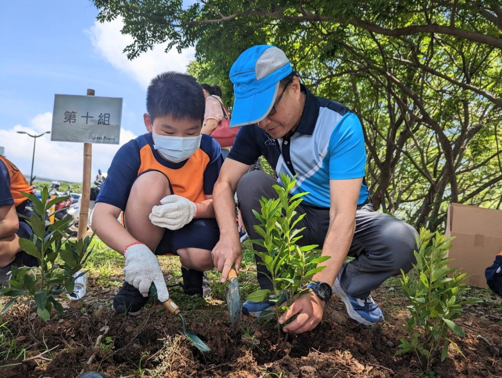 友達綠色志工及眷屬一起植下樹苗，親手打造綠帶景觀及動植物的友善棲息環境