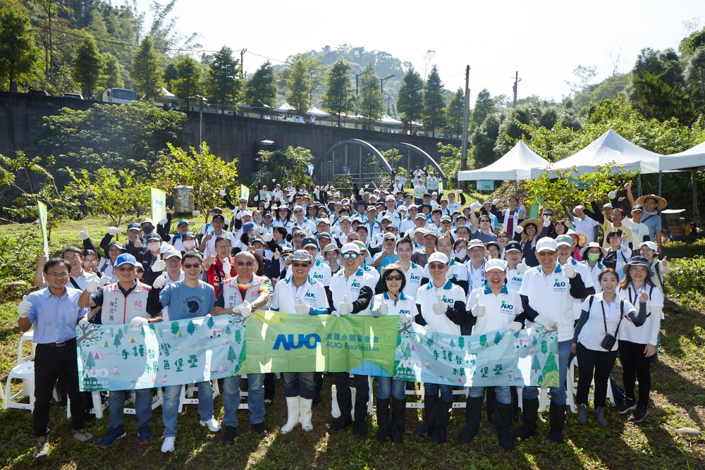 友達永續基金會集結超過200位志工，攜手移除外來入侵種小花蔓澤蘭，守護霄裡溪生物多樣性