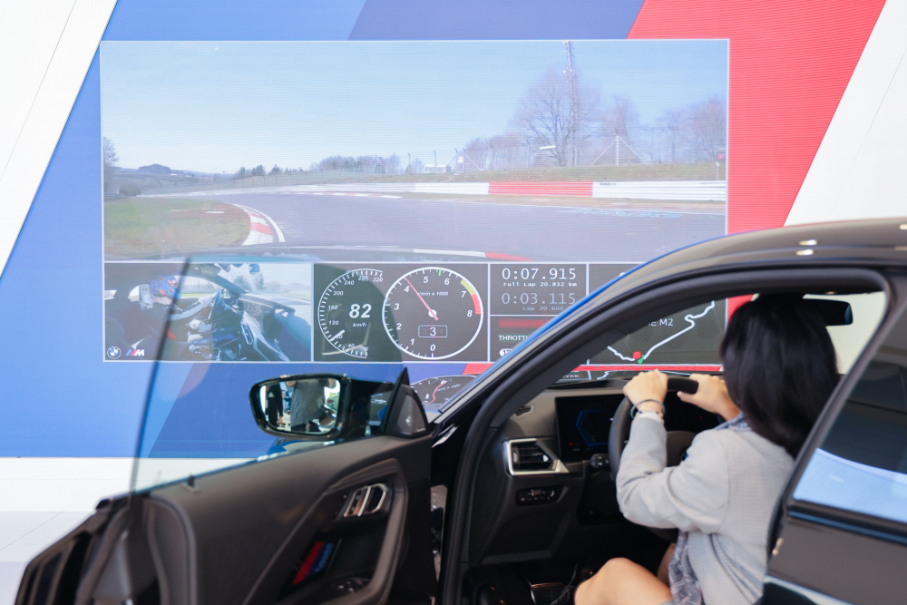 顧客按下虛擬Engine Start按鈕，啟動預選車款的引擎聲浪，螢幕同時呈現德國紐柏林賽道的試駕畫面，坐進車內一秒化身駕駛員馳騁奔騰